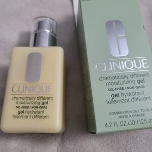Clinique Dramatically Different Moisturizing Gel